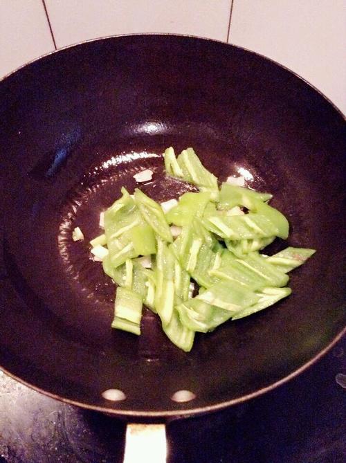 【青椒炒羊血】