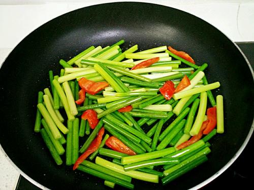 【蒜苔炒鸭片】