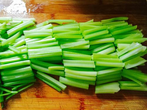 【牛肉炒芹菜】