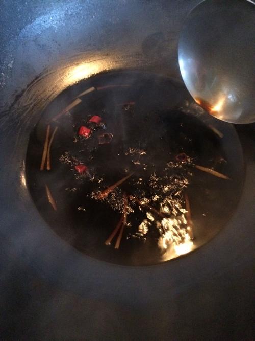 【秘制红汤猪腰】