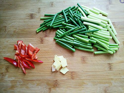 【蒜苔炒鸭片】