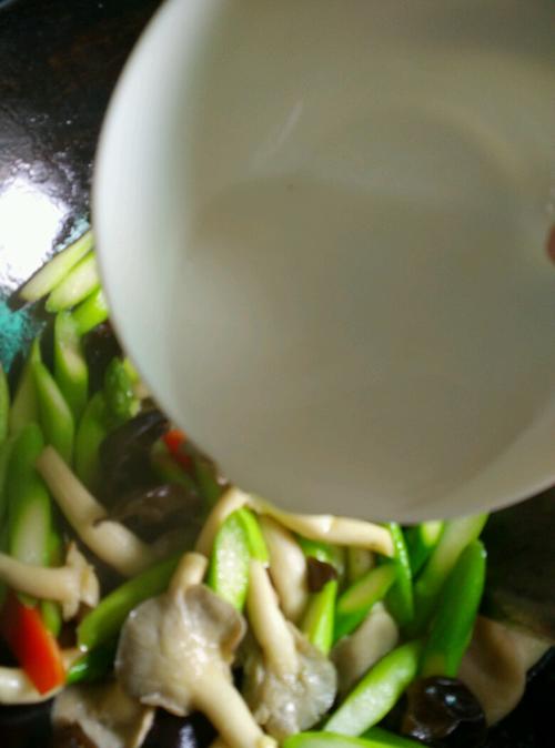 【芦笋炒木耳】
