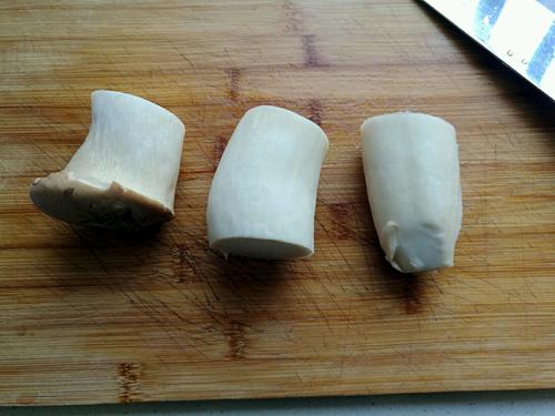 【酱汁杏鲍茹】