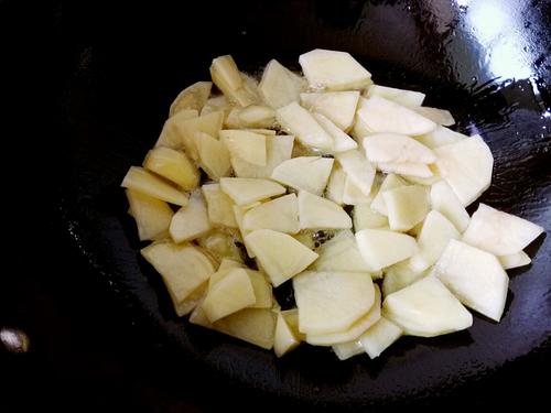 【辣白菜炒土豆片】