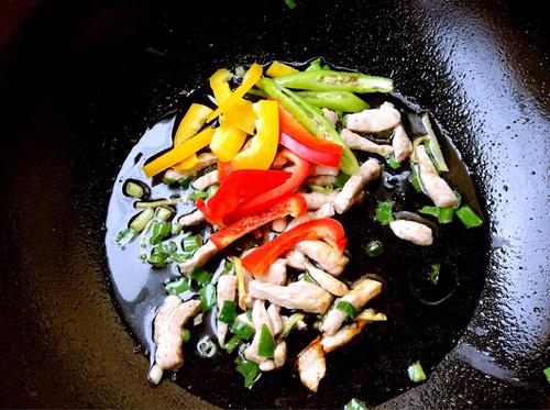 【彩椒过油土豆条】