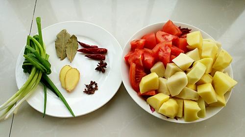 【番茄土豆烧牛腩】
