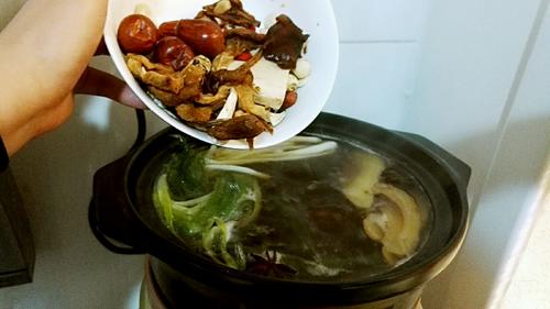 【药膳山药炖猪蹄】