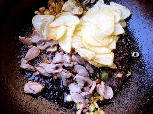【过油肉土豆片】