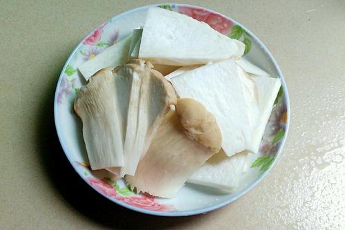 【肉片炒鸡腿菇】