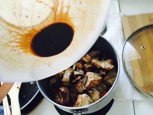 【胡萝卜芹菜闷排骨】