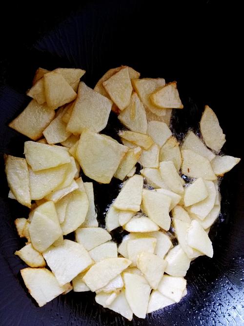 【辣白菜炒土豆片】