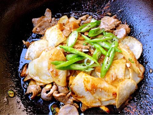 【过油肉土豆片】