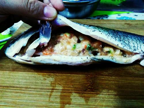 【鲫鱼塞肉】