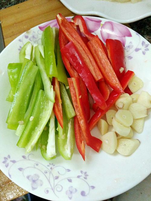 【虎皮椒炒肉皮】