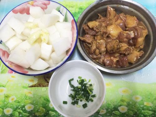 【白萝卜焖鸭肉】