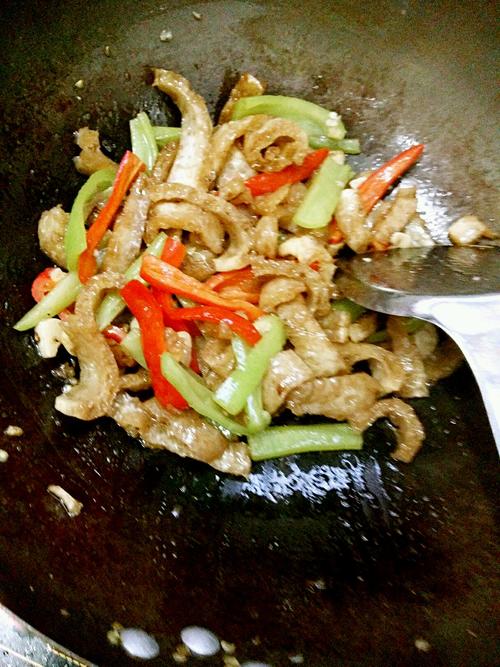【虎皮椒炒肉皮】