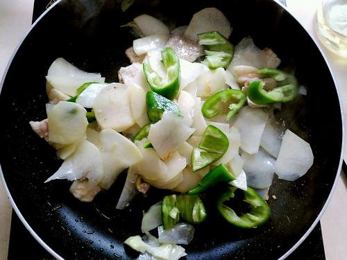 【土豆片尖椒炒肉】