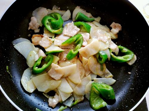 【土豆片尖椒炒肉】