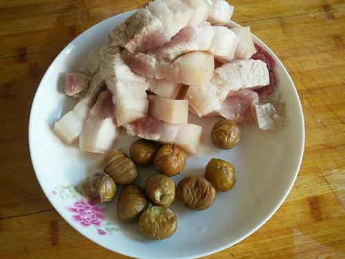 【栗子红烧肉】