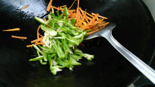 【青椒胡萝卜炒鸡丝】