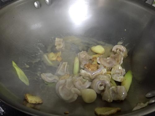 【蒜苗炒龙胆石斑鱼肚】