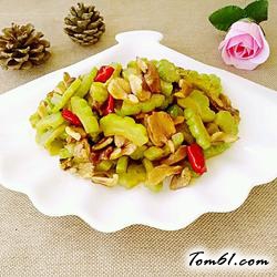 核桃仁炒苦瓜的做法