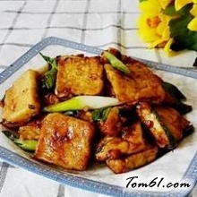青蒜烧脆皮豆腐的做法