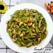 西芹炒腰果的做法