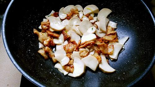 【杏鲍菇炒肉片】