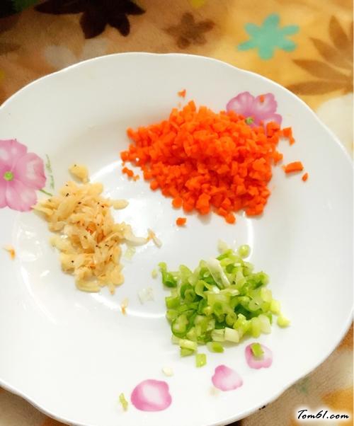 【虾皮胡萝卜鸡蛋碎（宝宝高钙高蛋白食谱）】