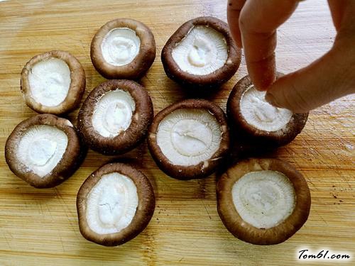 【蒜蓉孜然烤香菇】