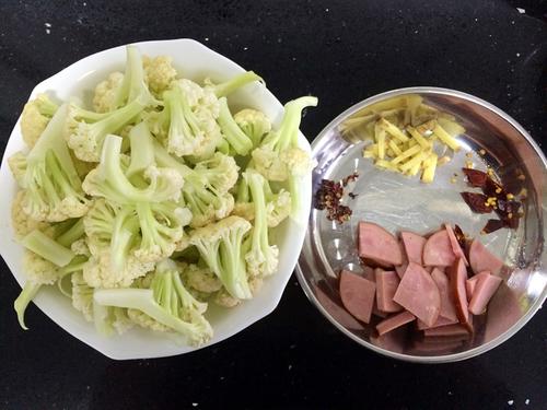 【香肠炒菜花】