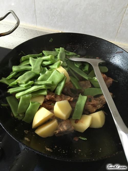 【排骨芸豆炖土豆】