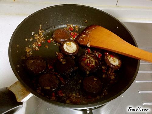 【蒜蓉孜然烤香菇】