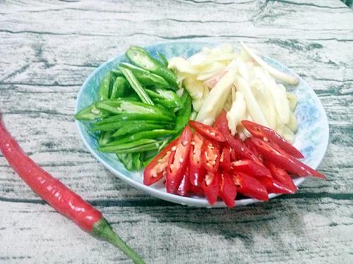 【双椒仔姜鸭】