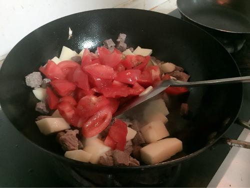 【土豆牛腩煲】