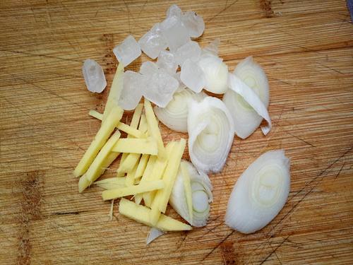 【干红葡萄酒烧鸡翅根】