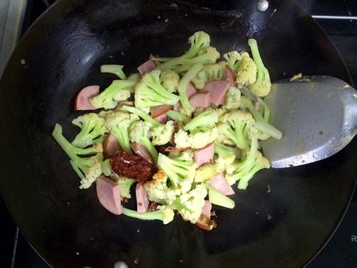 【香肠炒菜花】