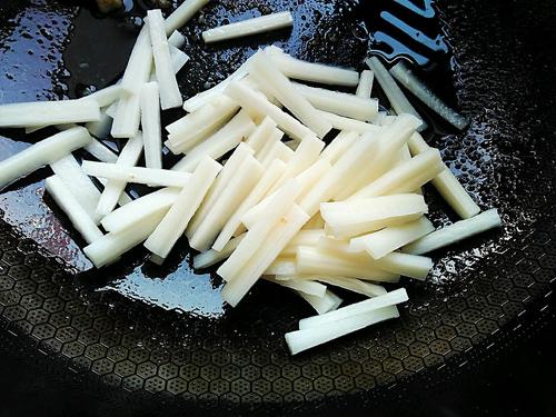 【藕丝炒肉段】