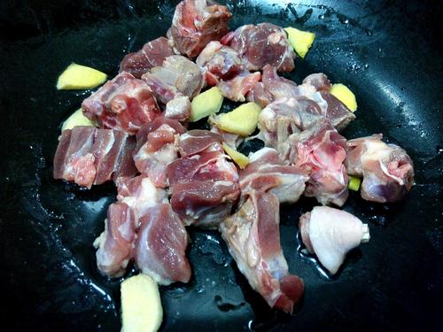 【鸭肉焖土豆】