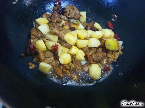 【小土豆烧肥肠】