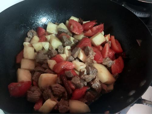 【土豆牛腩煲】