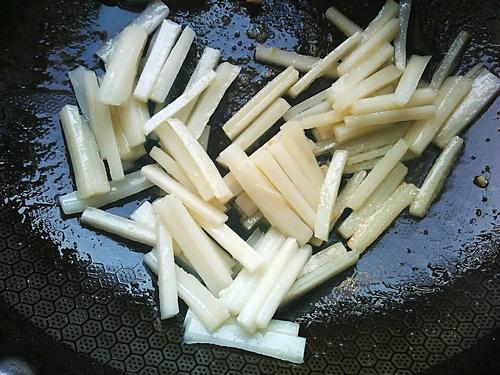 【藕丝炒肉段】