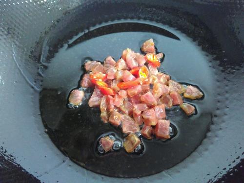 【蒜苗炒香肠】