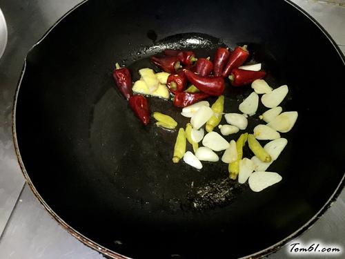 【香辣红油牛蛙】