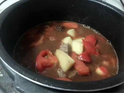 【土豆牛腩煲】