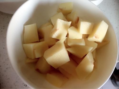 【土豆牛腩煲】