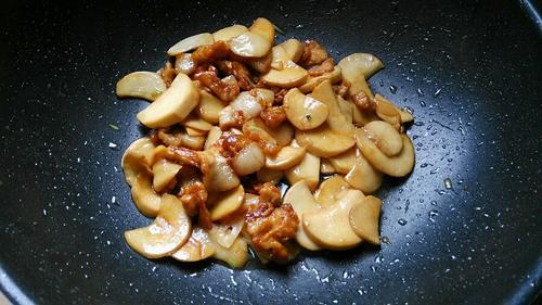 【杏鲍菇炒肉片】