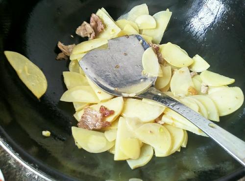 【土豆片炒肉】