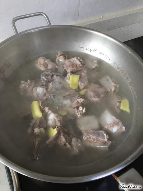 【排骨芸豆炖土豆】